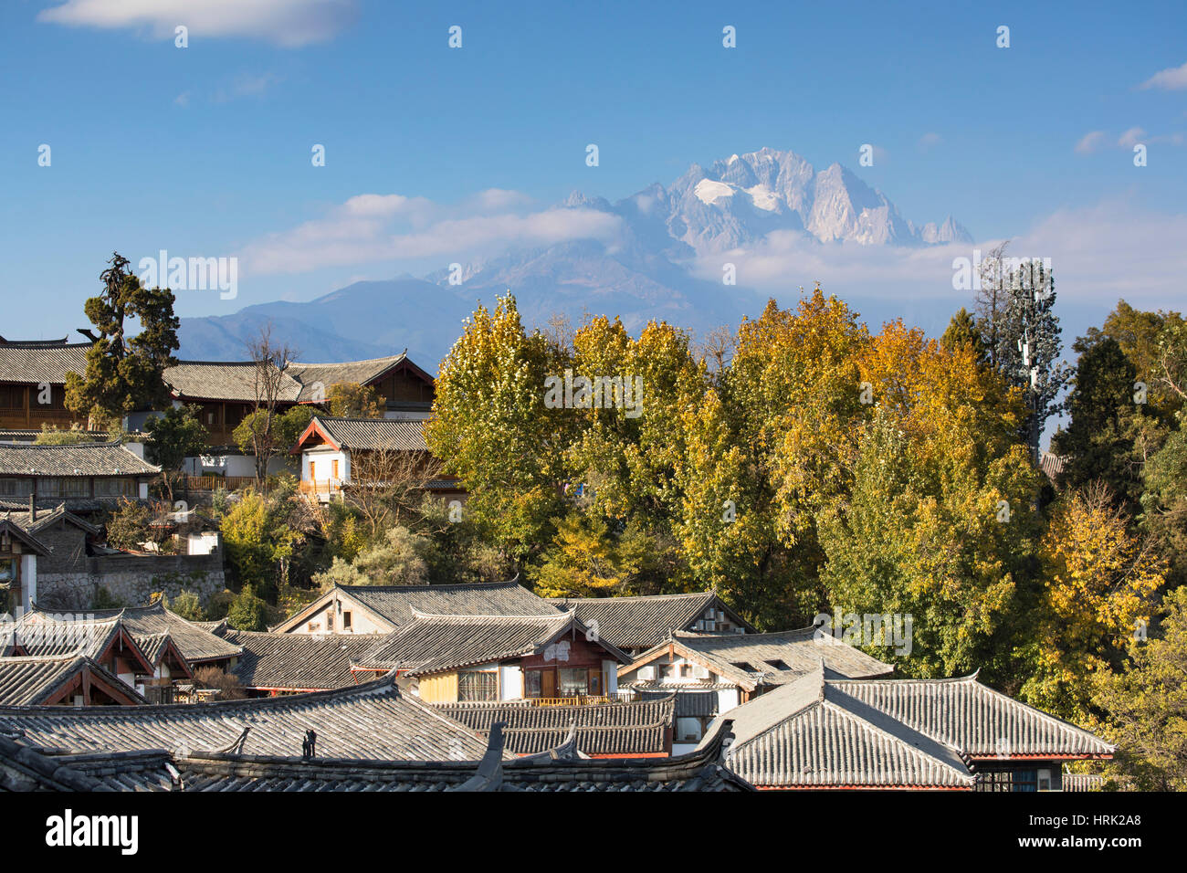Blick auf Jade Dragon Snow Mountain und Lijiang (UNESCO Weltkulturerbe), Yunnan, China Stockfoto