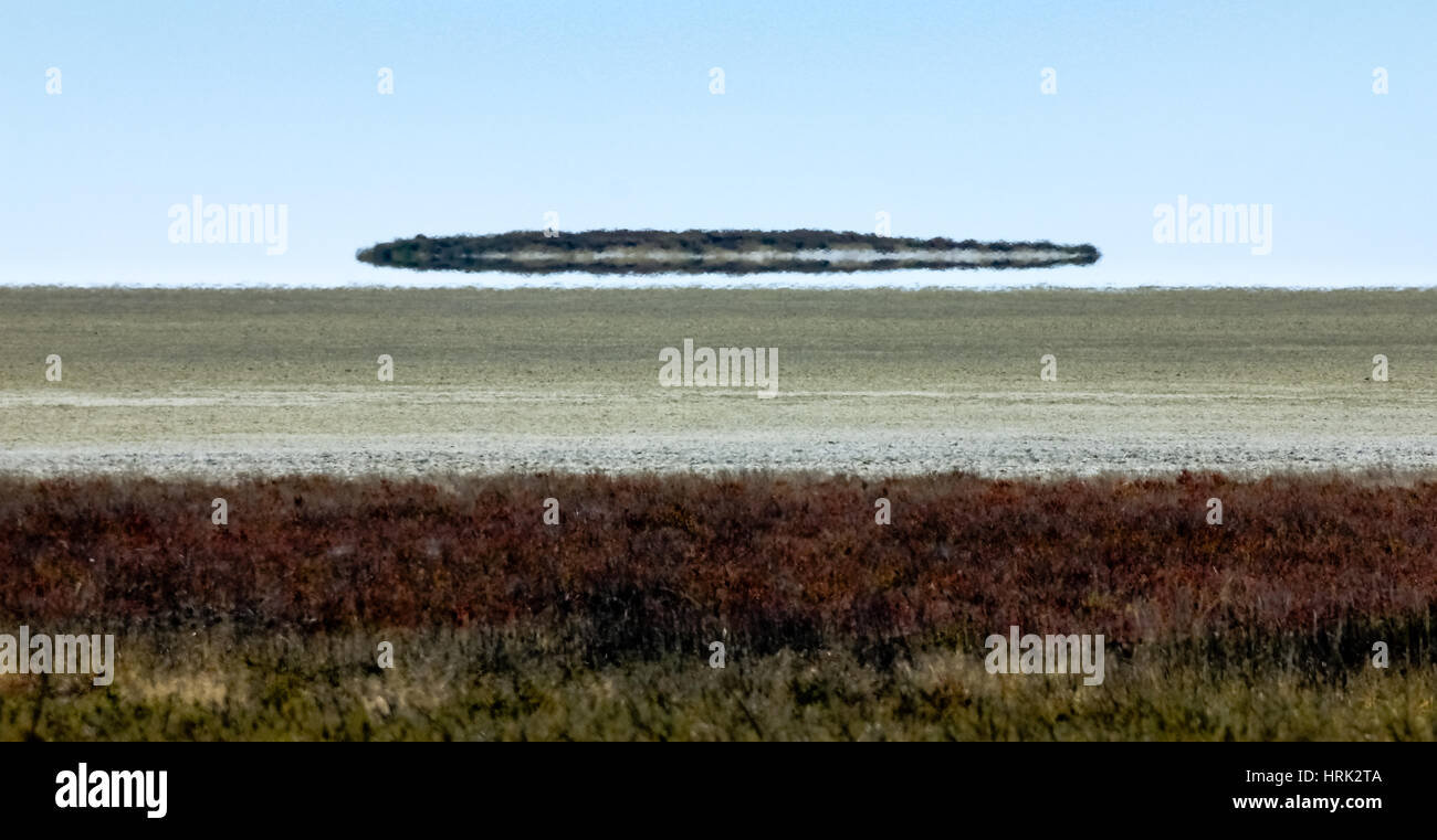 Fata morgana Fata Morgana sieht aus wie Ufo über der Wüste Stockfoto