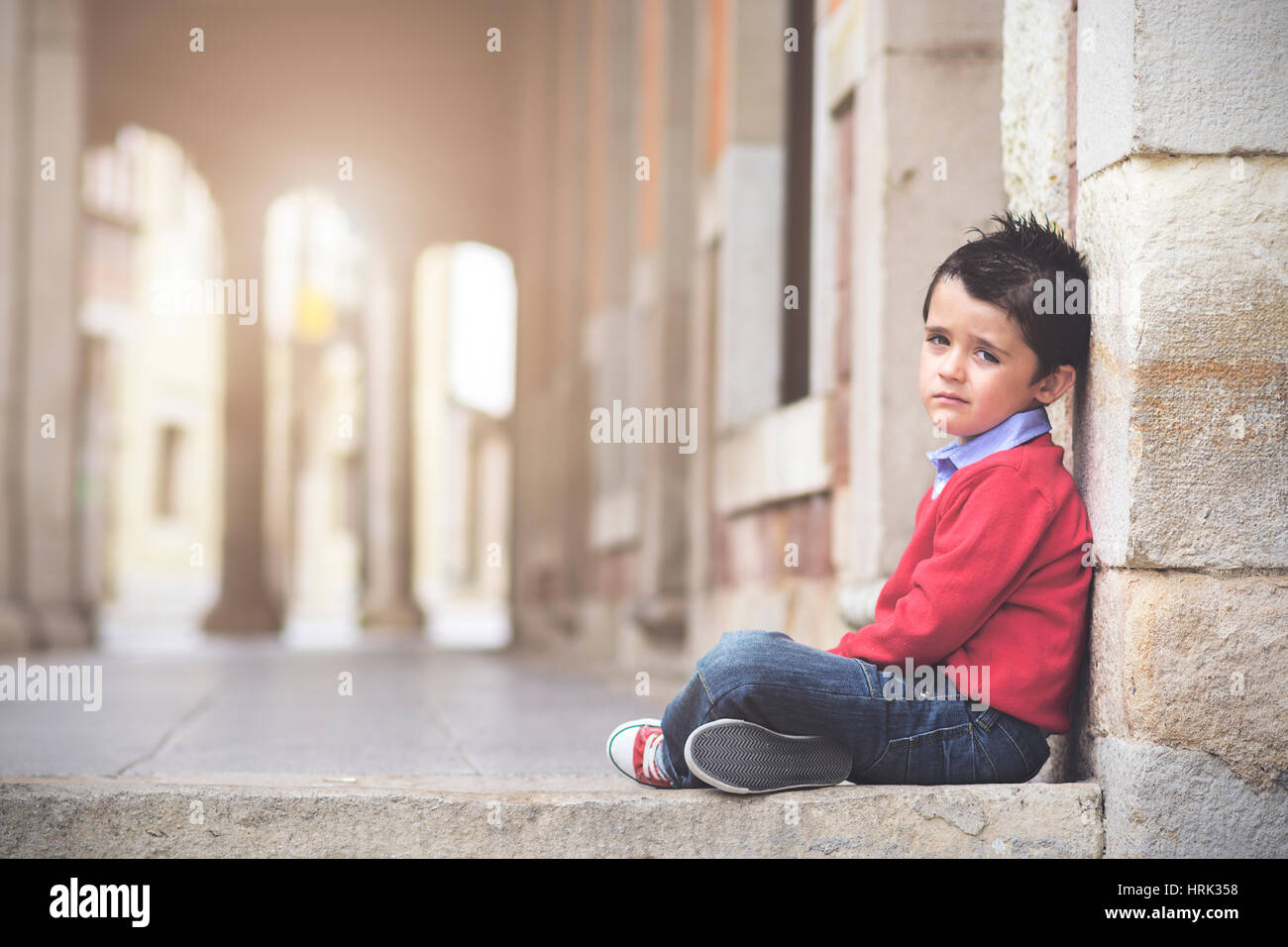 Traurige junge auf dem Boden sitzend Stockfoto