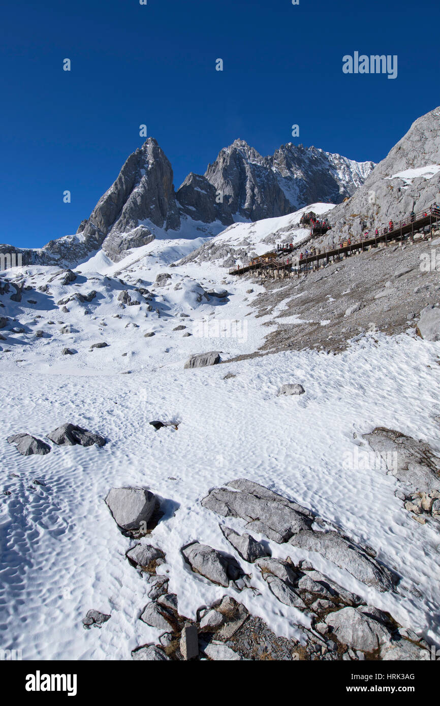 Touristen auf Jade Dragon Snow Mountain (Yulong Xueshan), Lijiang, Yunnan, China Stockfoto