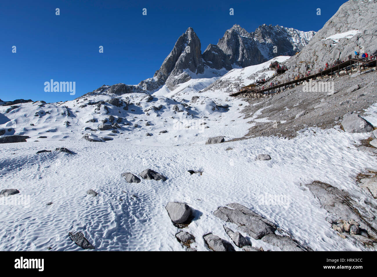 Touristen auf Jade Dragon Snow Mountain (Yulong Xueshan), Lijiang, Yunnan, China Stockfoto