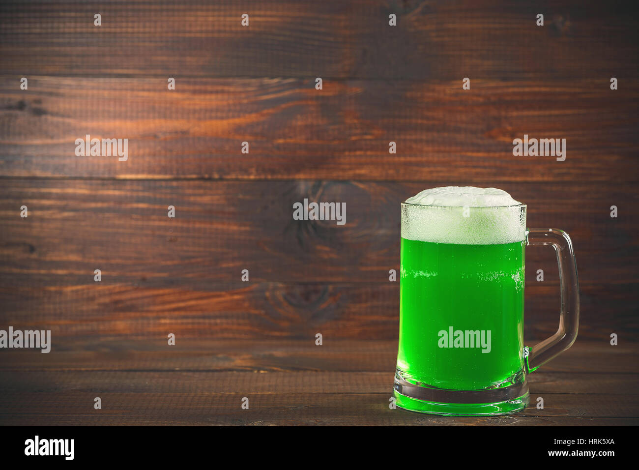 St Patricks Tag Konzept grüne Becher Bier aus Holz Hintergrund Stockfoto