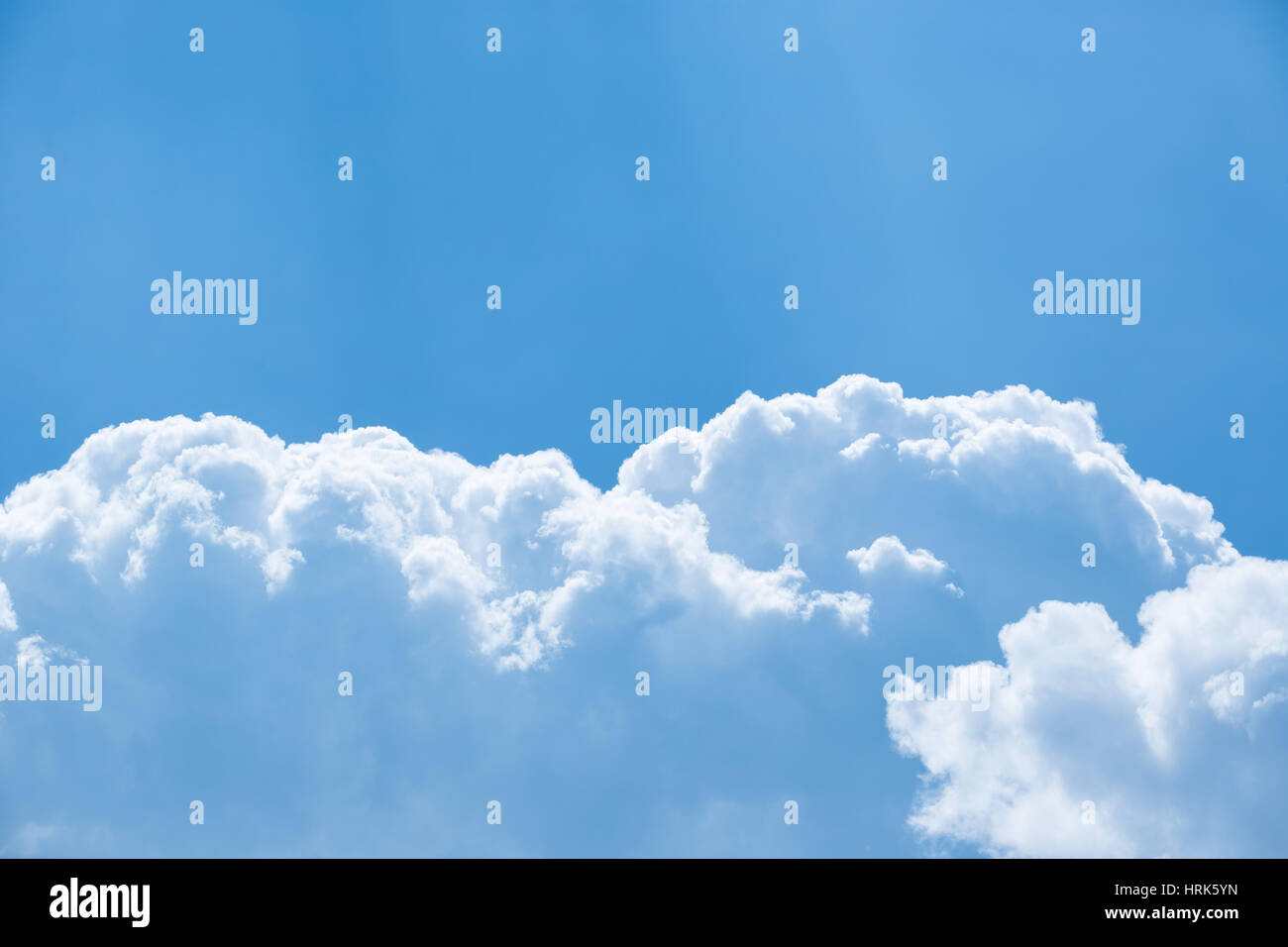 Flauschigen weißen Wolken im blauen Himmel Stockfoto