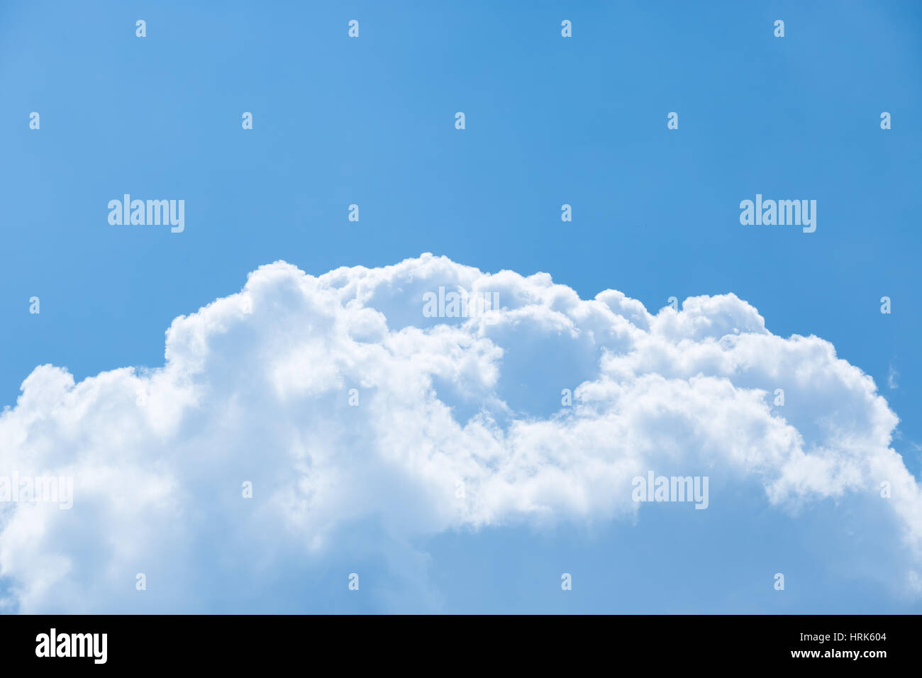 Flauschigen weißen Wolken im blauen Himmel Stockfoto