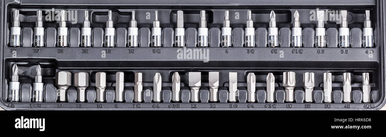 Satz von Handwerkzeugen. Viele Schlüssel und Werkzeuge Nahaufnahme in Box für das Auto zu reparieren oder ersetzen Kfz-Ersatzteile, Autoteile. Stockfoto