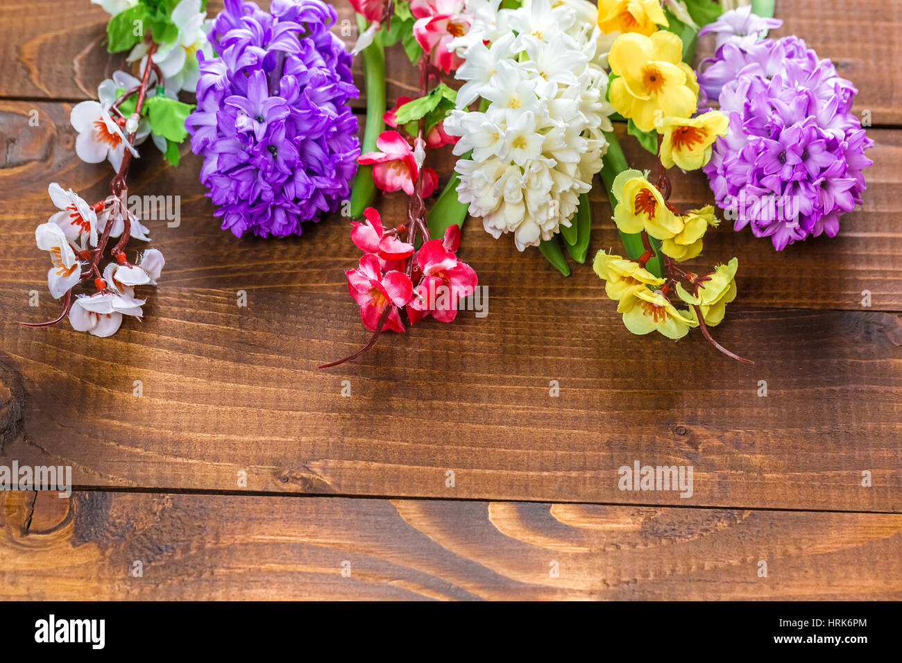 Frische Hyazinthenblumen auf hölzernen Hintergrund. Schöne Idee für Grußkarten zum Valentinstag, März 8 und Muttertag. Freier Speicherplatz Stockfoto