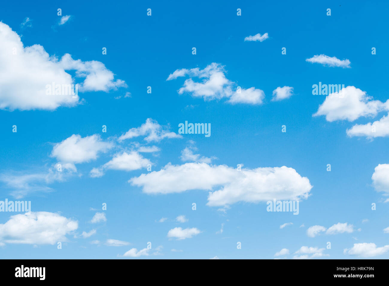 Flauschigen weißen Wolken im blauen Himmel Stockfoto