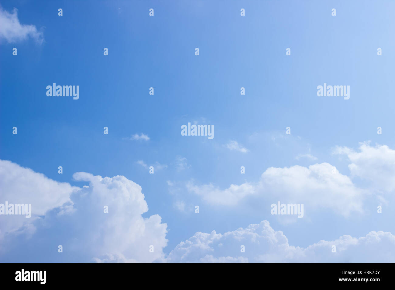 Flauschigen weißen Wolken im blauen Himmel Stockfoto