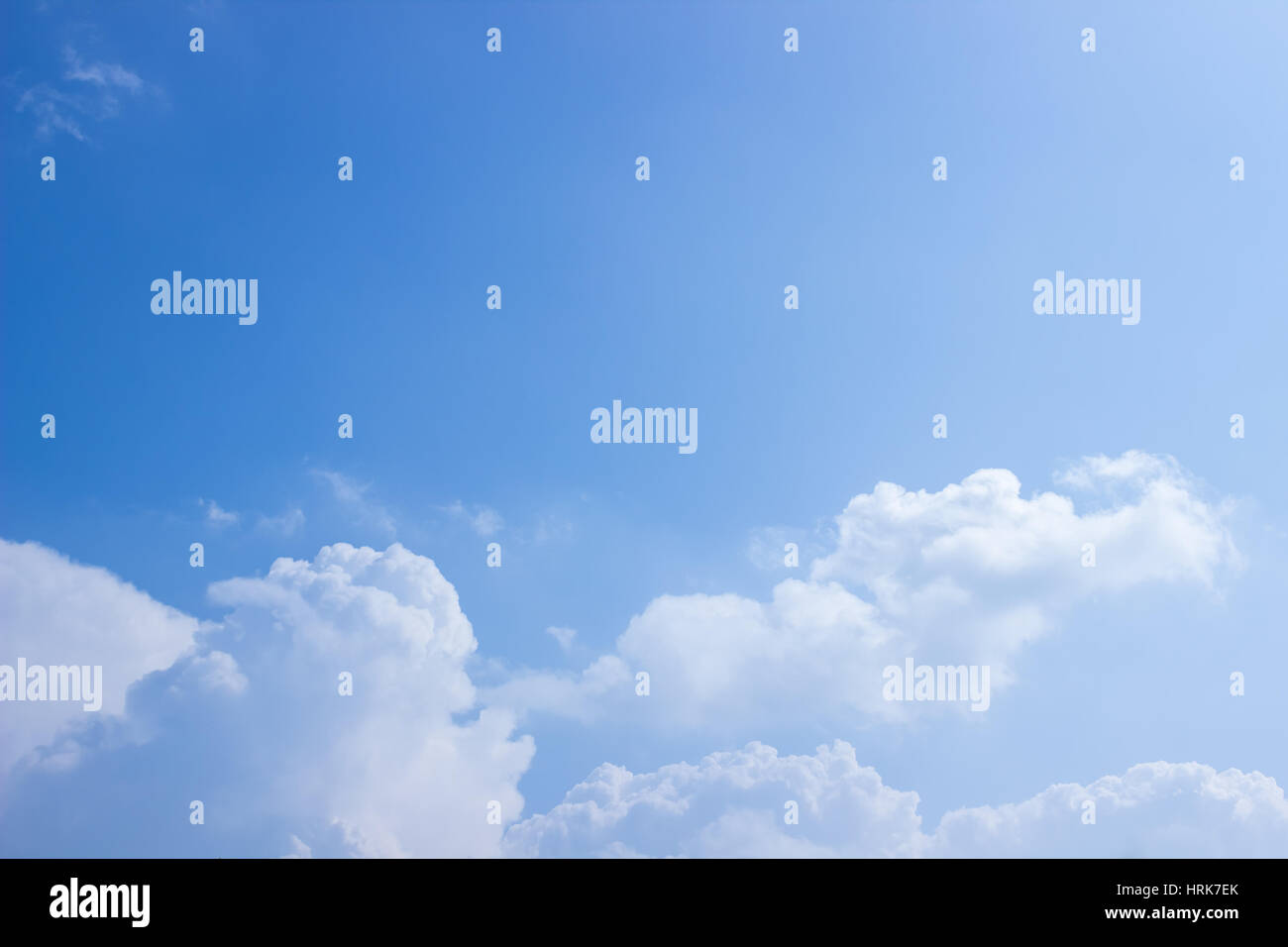 Flauschigen weißen Wolken im blauen Himmel Stockfoto