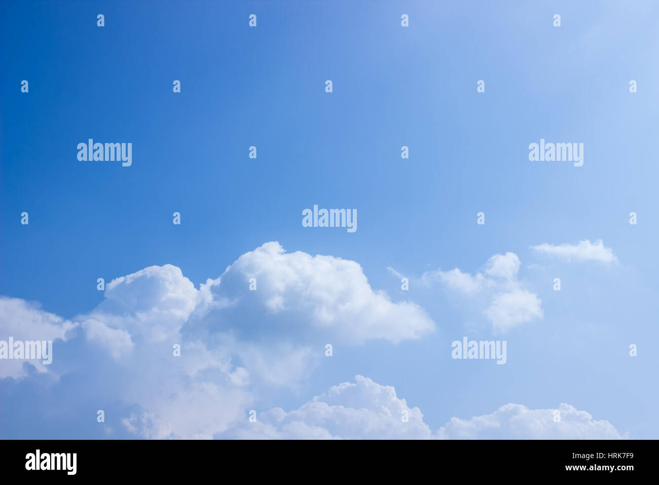 Flauschigen weißen Wolken im blauen Himmel Stockfoto