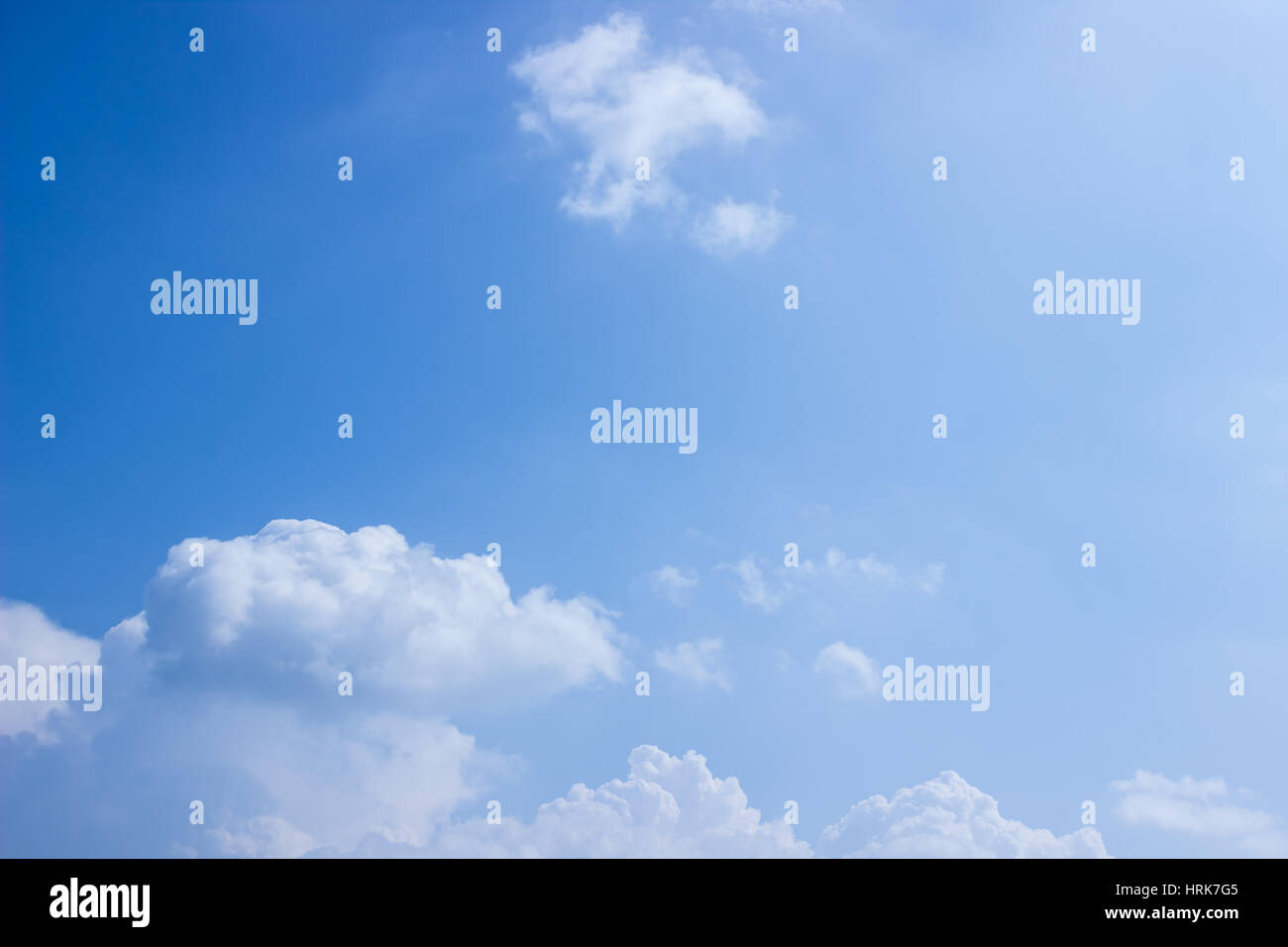 Flauschigen weißen Wolken im blauen Himmel Stockfoto