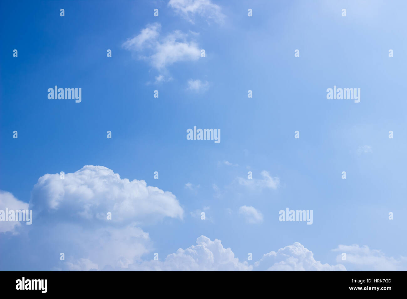 Flauschigen weißen Wolken im blauen Himmel Stockfoto
