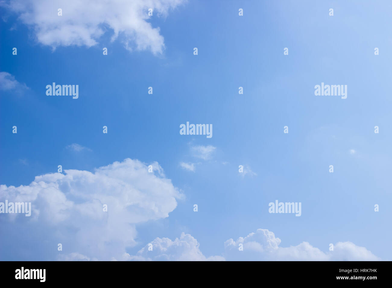 Flauschigen weißen Wolken im blauen Himmel Stockfoto