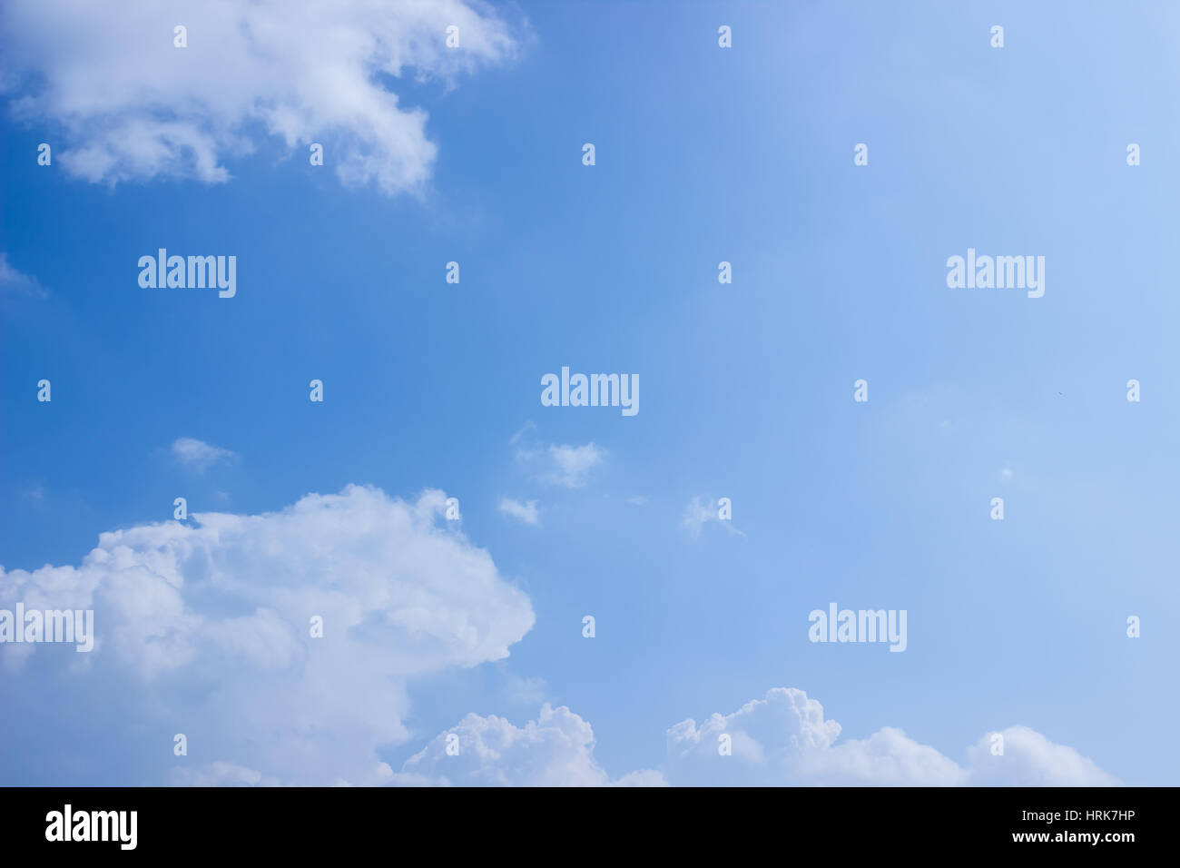 Flauschigen weißen Wolken im blauen Himmel Stockfoto