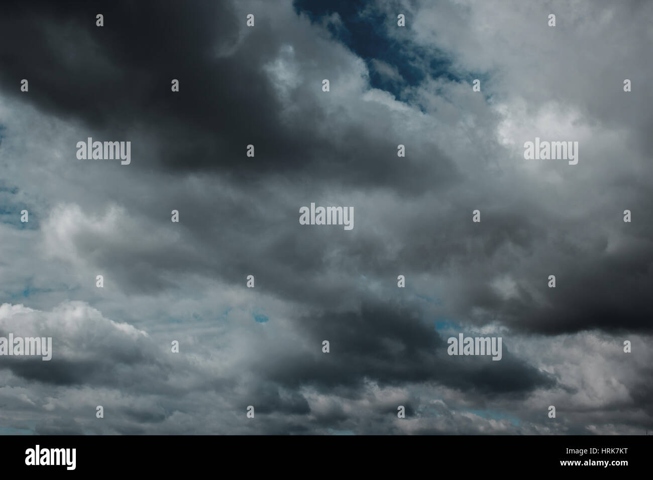 Dunkle Wolken vor dem Gewitter Stockfoto