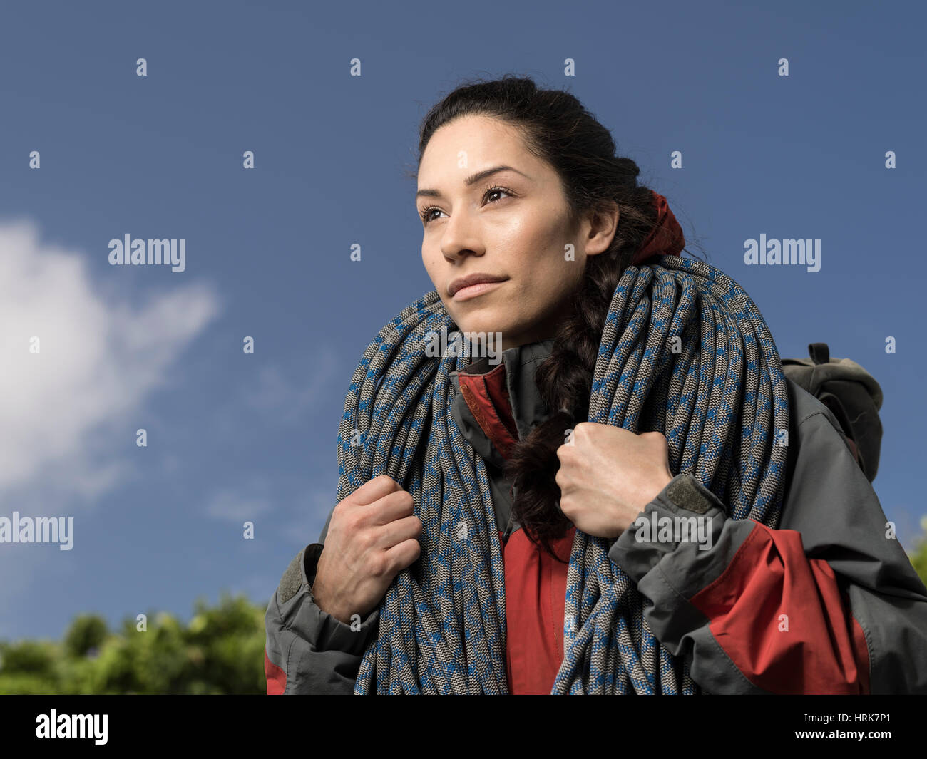 Frau Bergsteiger mit Jacke und Seil Stockfoto