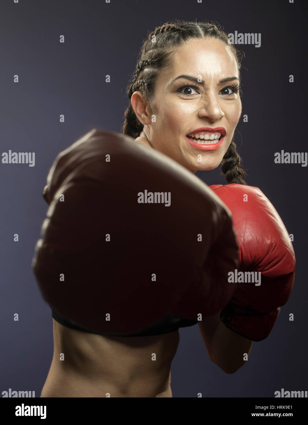 Boxerin mit roten Handschuhen Stockfoto