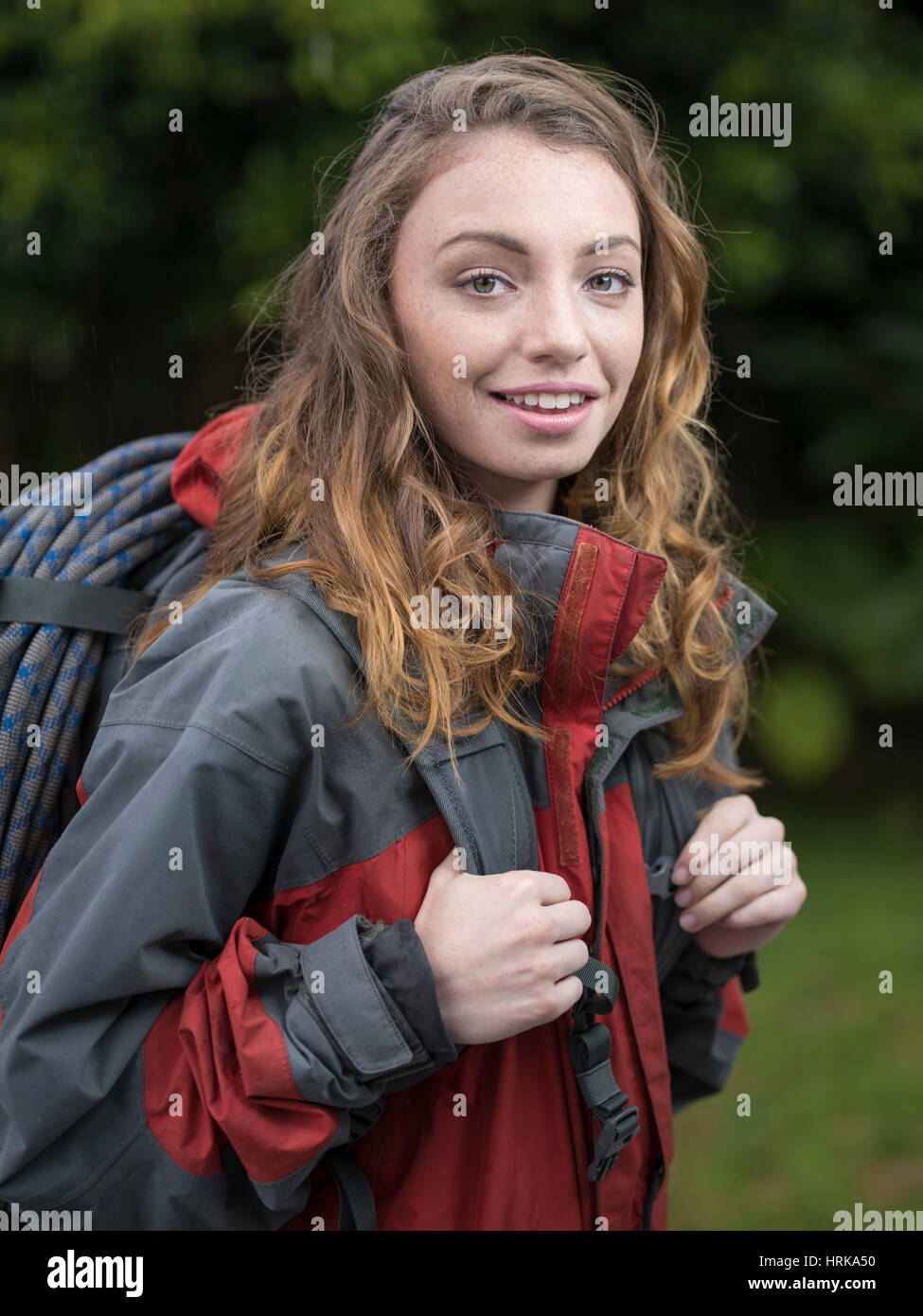 Junge Frau Wanderer mit Seil und Jacke Stockfoto