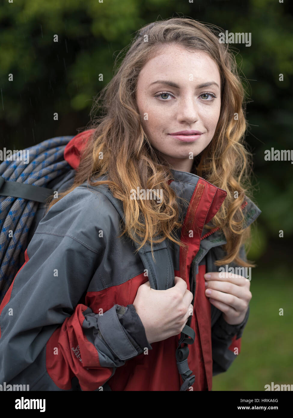 Junge Frau Wanderer mit Seil und Jacke Stockfoto