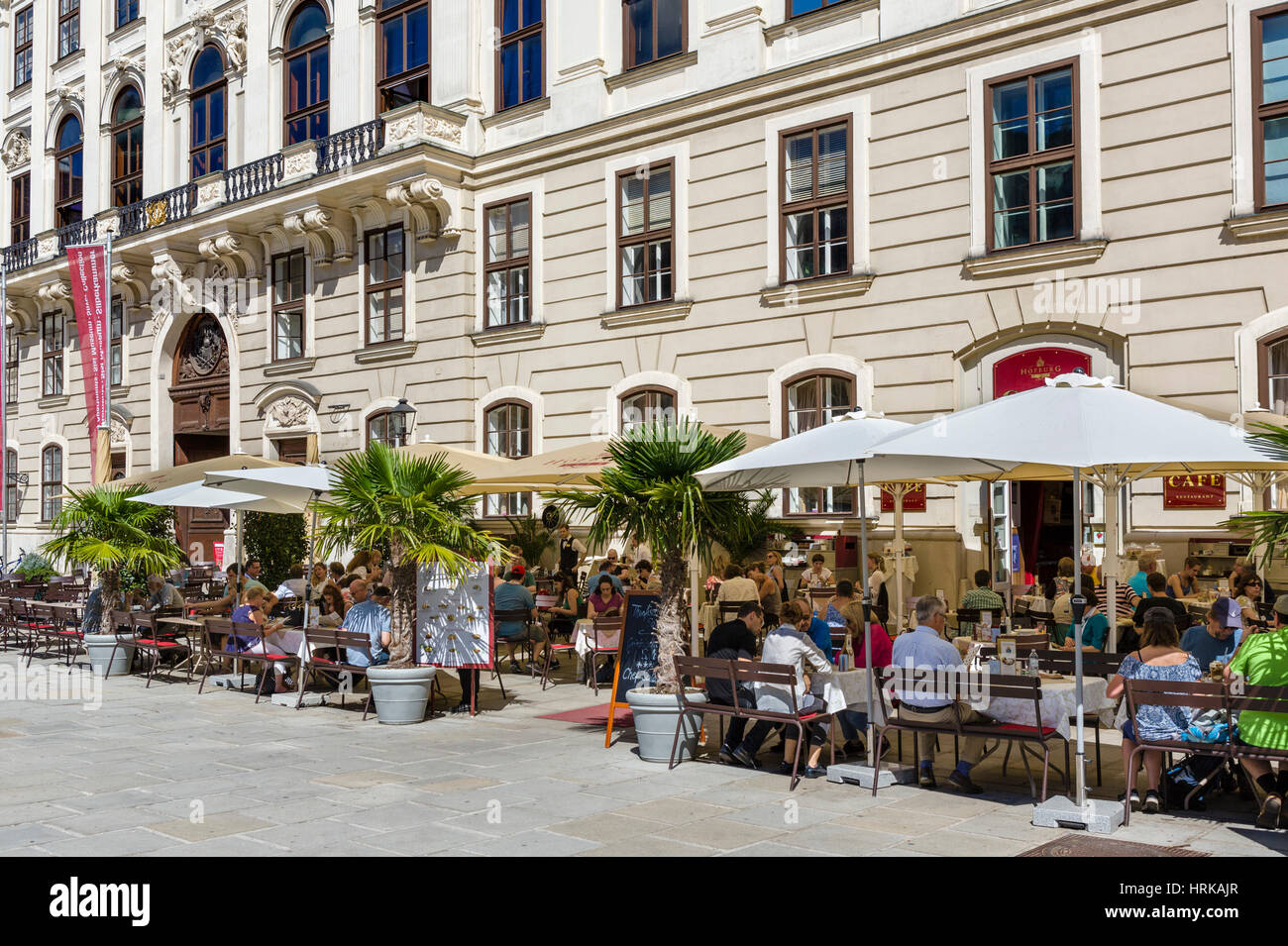 Cafe vor der Reichskanzleitrakt (kaiserliche Staatskanzlei Flügel) in die innere Burgplatz, Hofburg Palast, Wien, Österreich Stockfoto