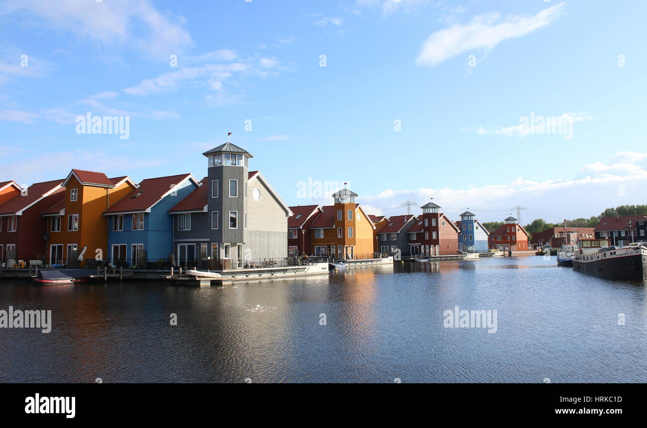 Bunte skandinavische Holzhäuser am Reitdiephaven. Moderne Wohnanlage in der Stadt Groningen, Niederlande Stockfoto