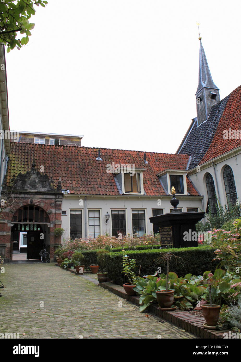 Mittelalterliche Pepergasthuis (auch Sint Geertruidsgasthuis = Hof mit Armenhäuser), Innenstadt von Groningen, Niederlande. 1408 gegründet. Stockfoto