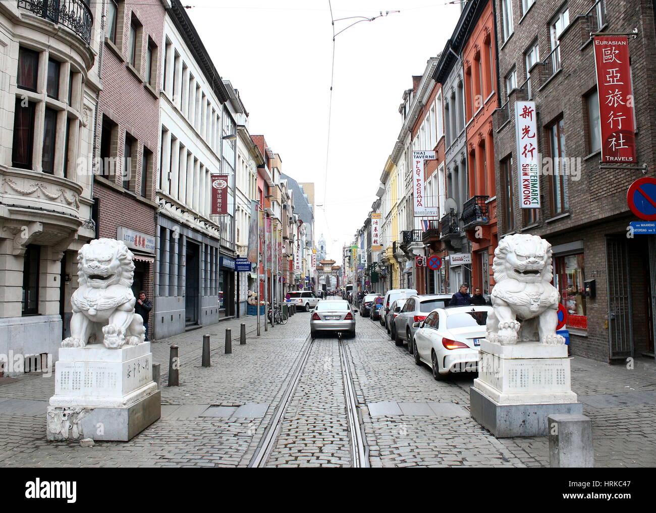 Großen steinernen Löwen markieren den Eingang von Antwerpen Chinatown, Wesenbekestraat, zentrale Antwerpen, Belgien Stockfoto