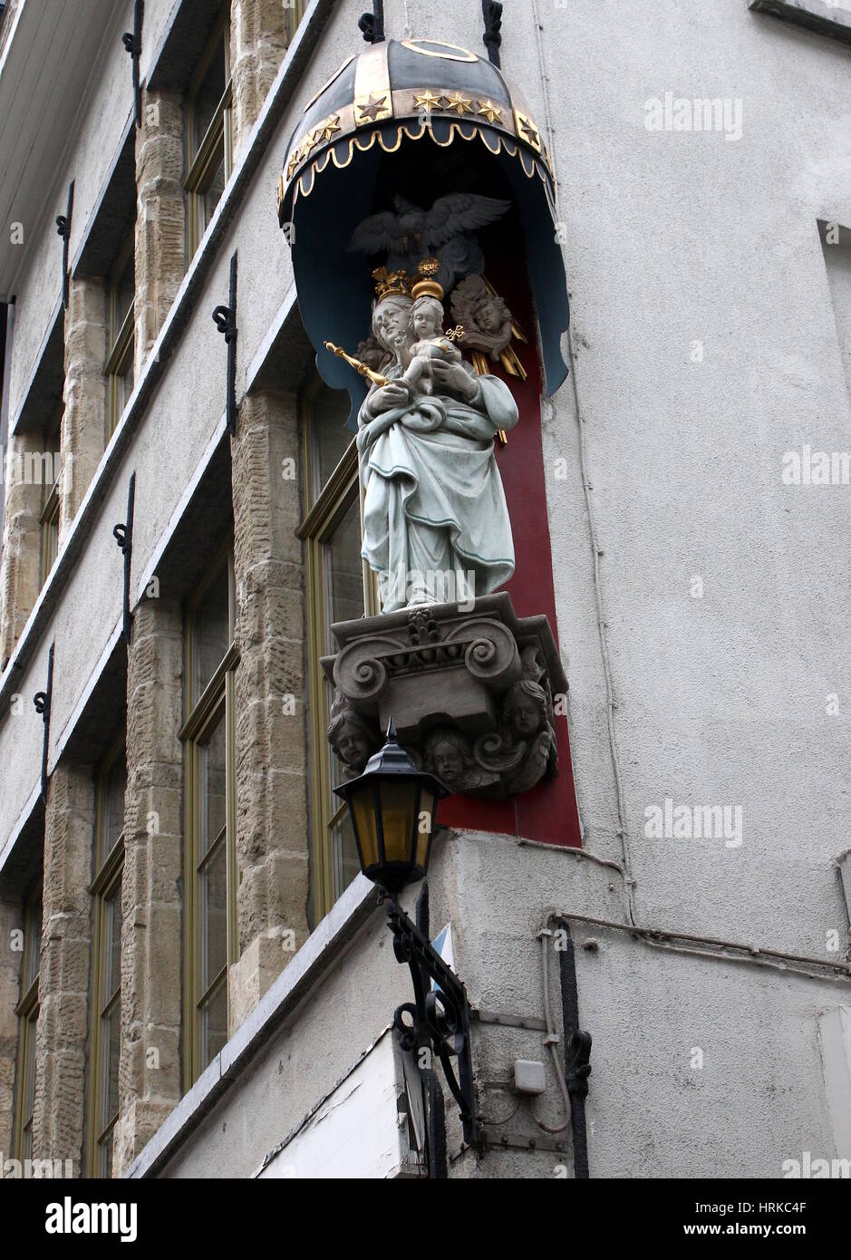 Maria-Statue auf einem Guildhall / Haus am Grote Markt (großer Marktplatz), Antwerpen, Belgien. . Stockfoto