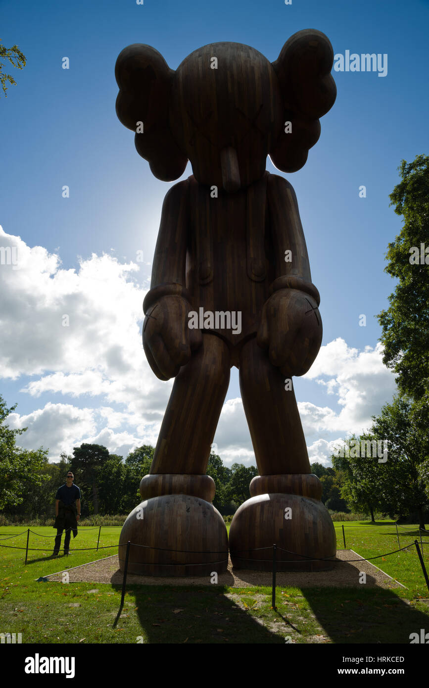 Brian Donnelly, AKA KAWS, Skulptur in Yorkshire Sculpture Park im Jahr 2016. Stockfoto