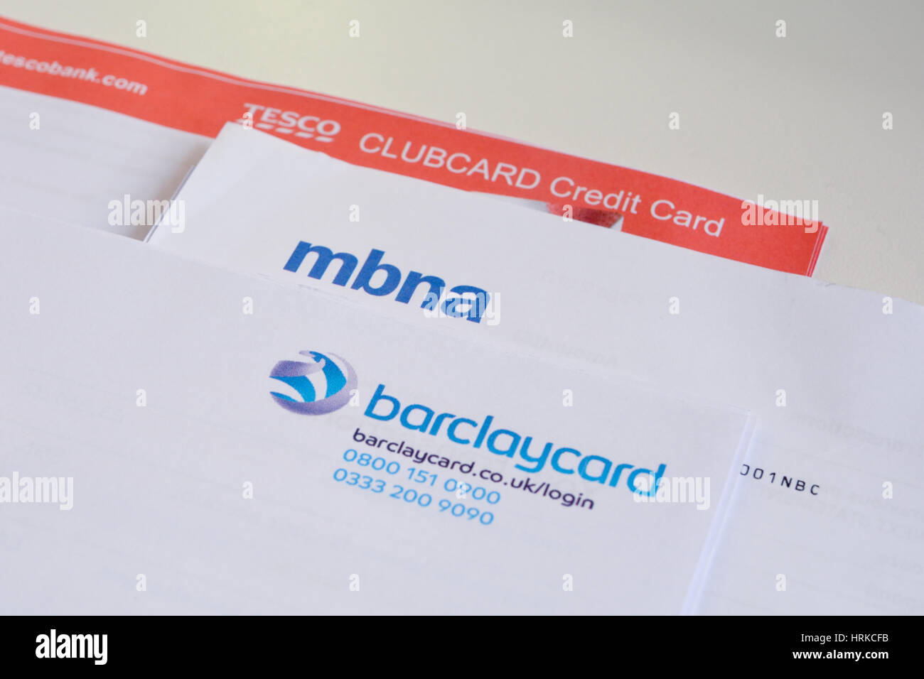 Stapel von monatlichen Erklärung Kreditkartenrechnungen - mit Zinsen bezahlt werden Stockfoto