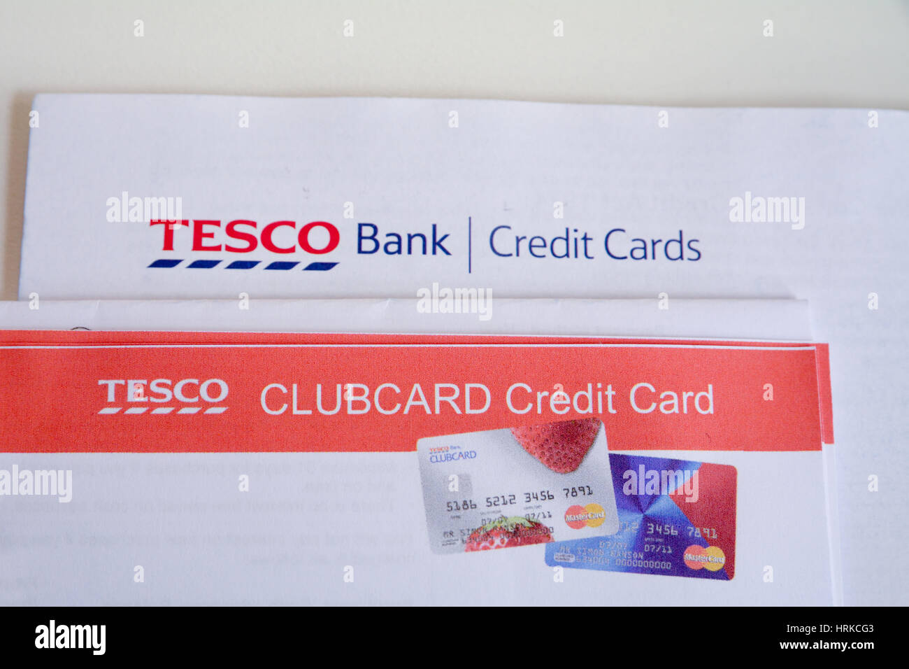 Stapel von monatlichen Erklärung Kreditkartenrechnungen - mit Zinsen bezahlt werden Stockfoto