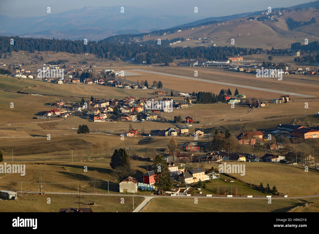 Panorama der Stadt von Asiago in der Provinz Vicenza in Norditalien und die Start-und Landebahn von der City-Airport landen Stockfoto