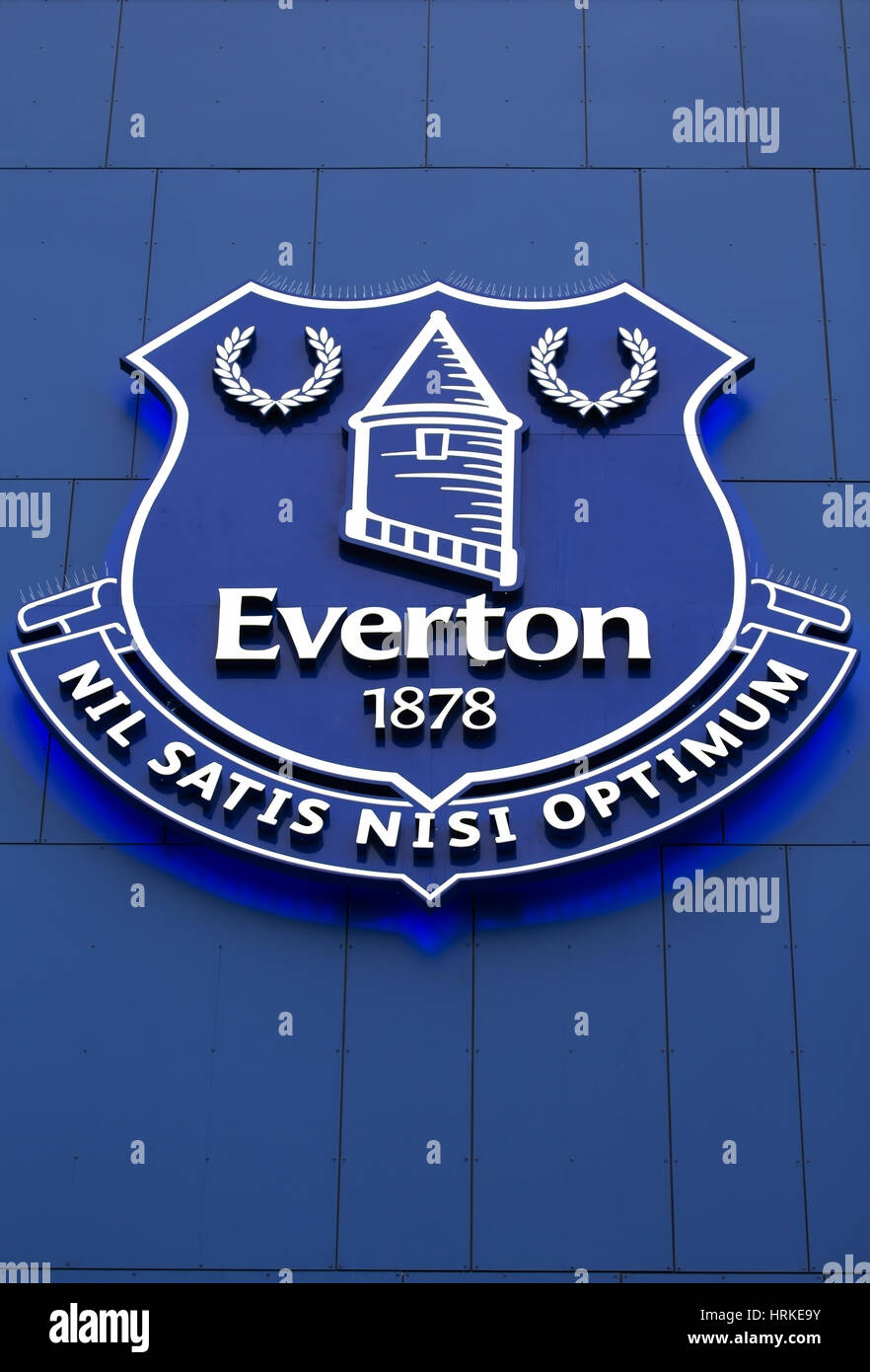Everton Football Club-Wappen auf dem Display auf der Außenseite des Goodison Park Stockfoto