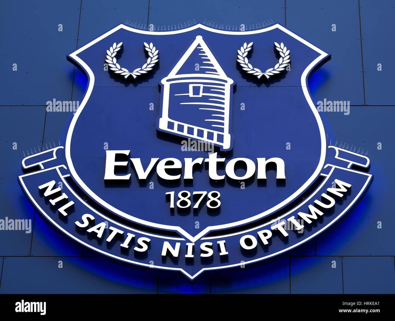 Everton Football Club-Wappen auf dem Display auf der Außenseite des Goodison Park Stockfoto
