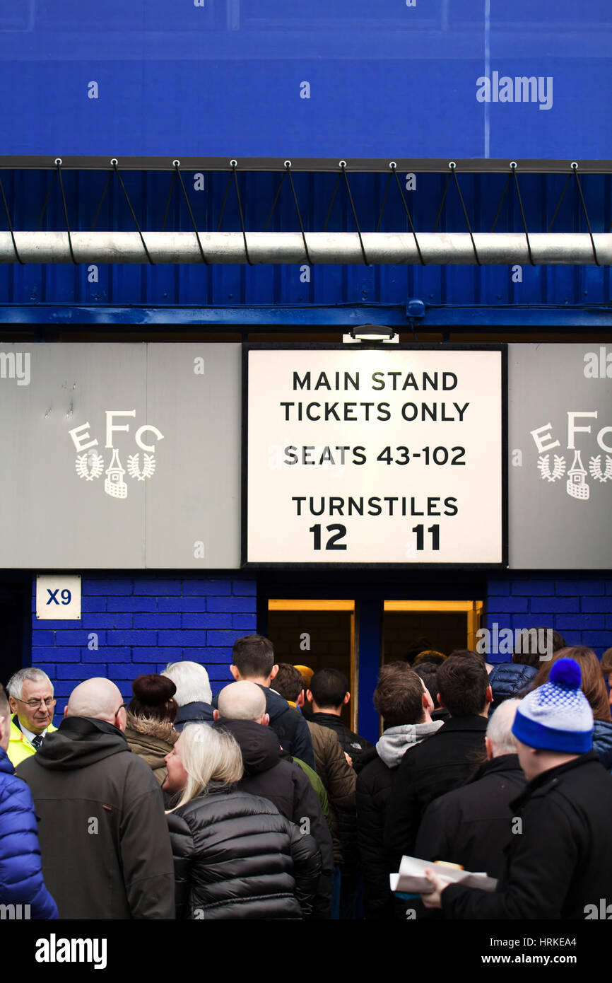 Everton-Fans Schlange, um durch die Drehkreuze Zuhause den letzten Spiel gegen Sunderland im Goodison Park erhalten Stockfoto