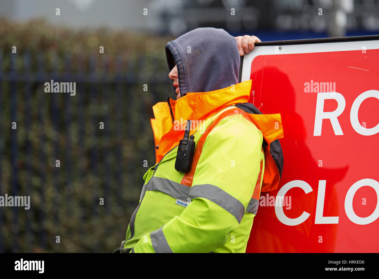 Mann-Sichtbarkeit Kleidung gelehnt ein Straßenschild geschlossen Stockfoto