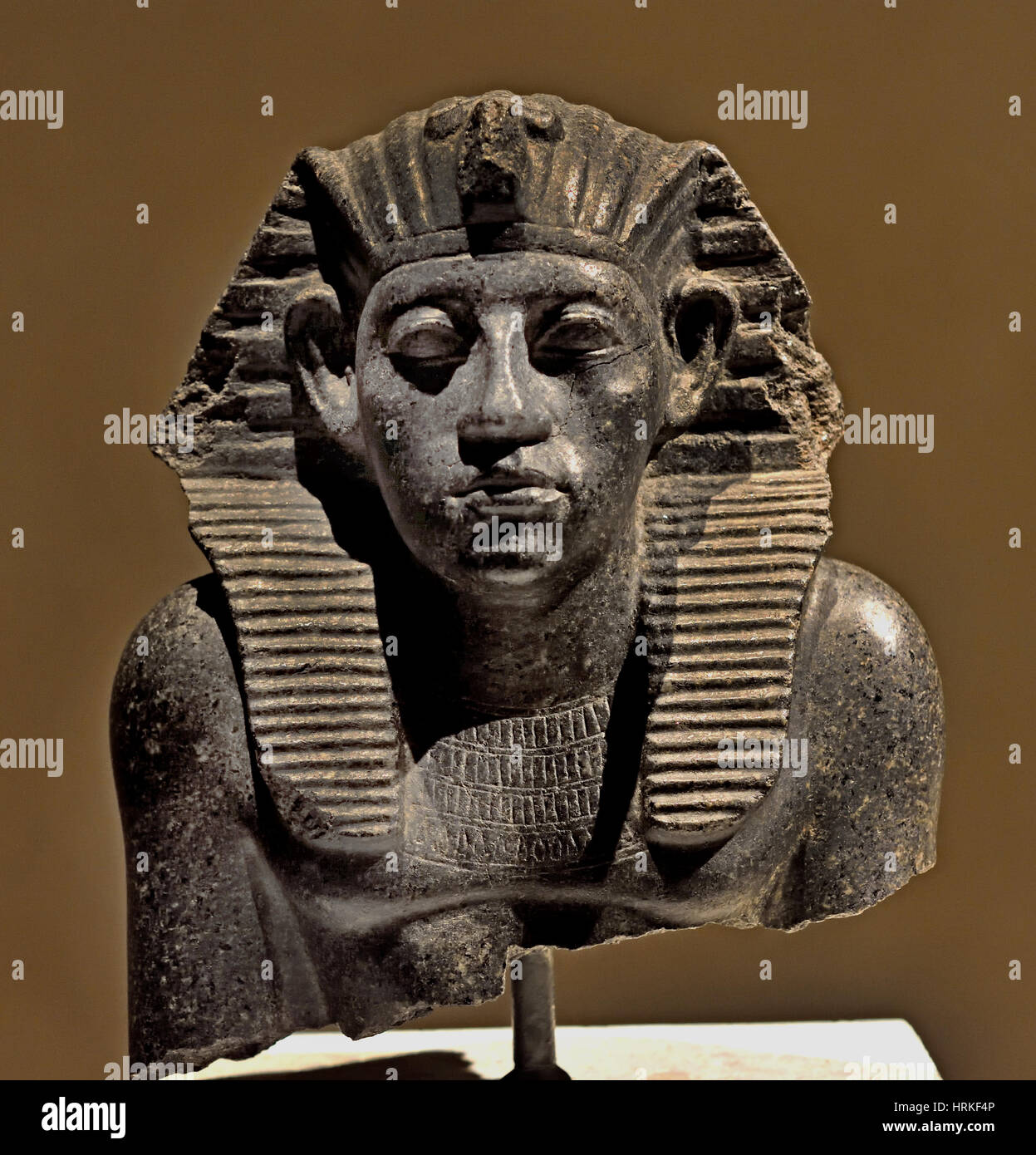 Spitze einer Statue Amenemhet III. Mit Nemes-Kopftuch Statue) Ammenemes  III. ) Mittelägypten Ägypten (Region) Granit 23 x 20 x 17 cm (Amenemhat  III, auch buchstabiert Amenemhet III, war ein Pharao der zwölften