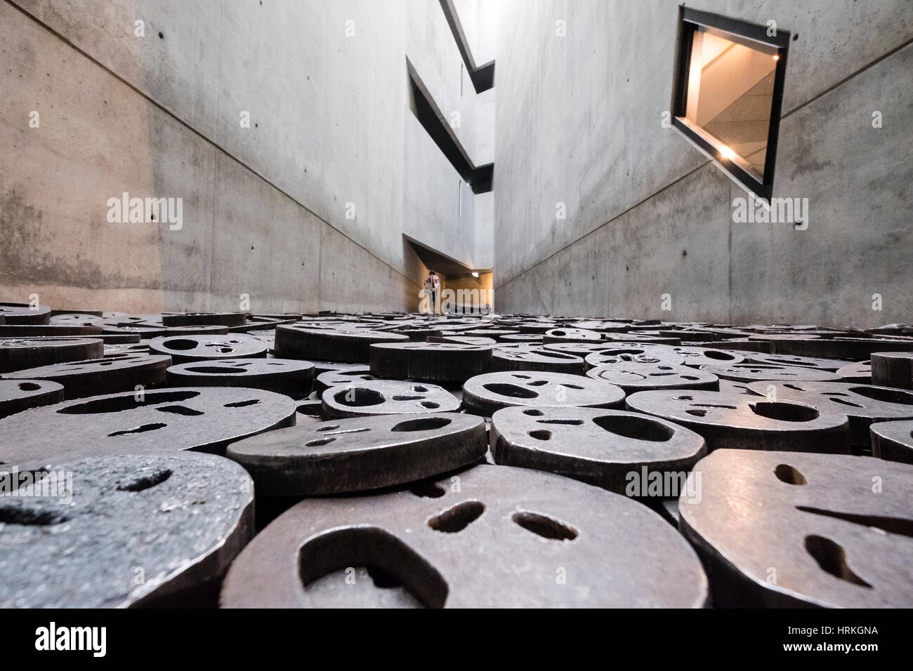 Speicher mit Void arbeiten "Fallen Leaves" des Künstlers Menashe Kaddishman im jüdischen Museum in Berlin, Deutschland (Leerstelle des Gedenkens) Stockfoto