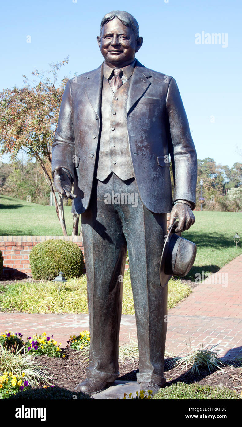 Die Statue der Smithfield Brothers in Smithfield, Virginia, ehrt die Gründer der berühmten Schinkenindustrie und ihres dauerhaften Vermächtnisses. Stockfoto