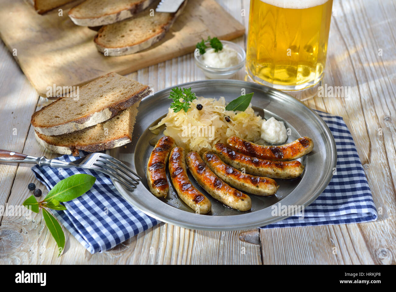 Bayerisches Bier Garten essen gebratene Würstchen Nürnberger mit