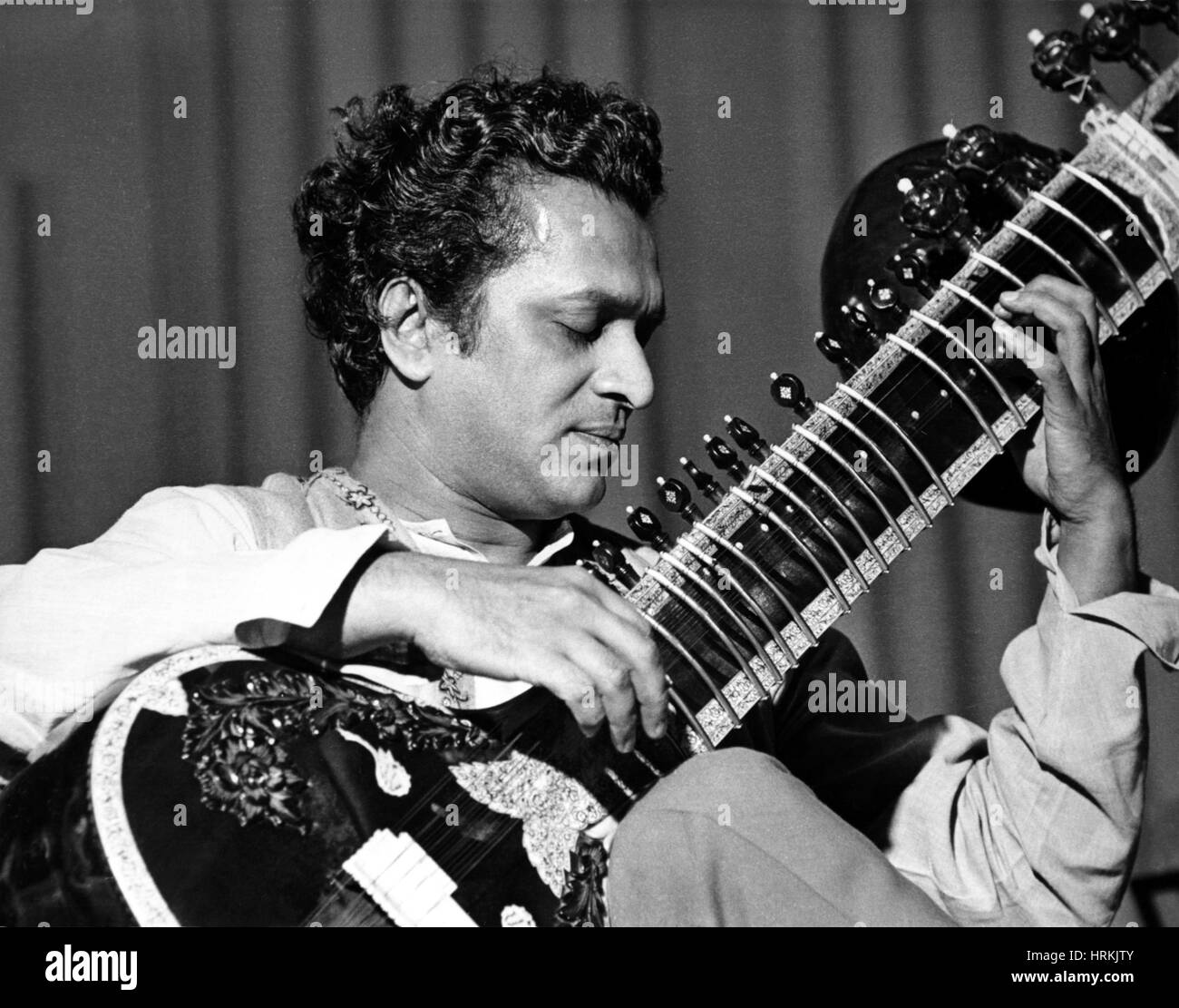 Ravi Shankar spielen Sitar Stockfotografie - Alamy
