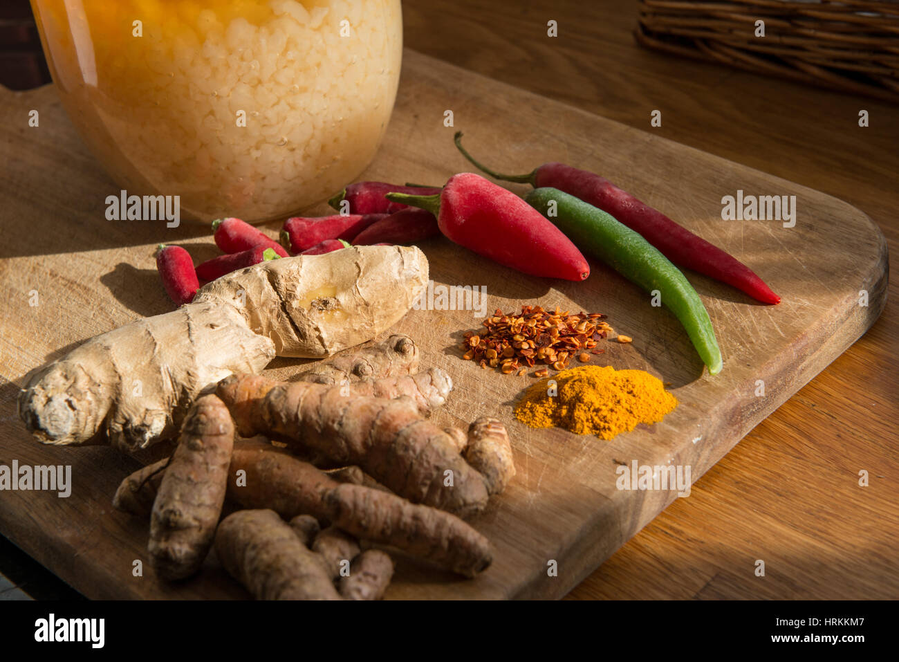 Eine Auswahl von frischen und getrockneten Gewürzen. Chili, Ingwer und Kurkuma Stockfoto