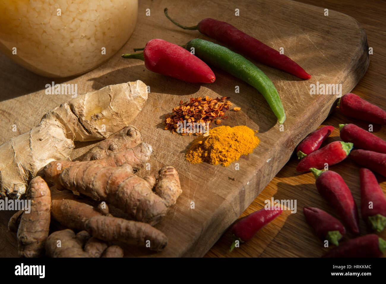 Eine Auswahl von frischen und getrockneten Gewürzen. Chili, Ingwer und Kurkuma Stockfoto