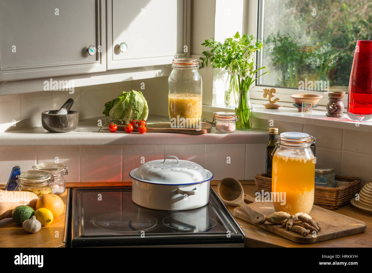 Bio-Küche. Wasser Kefir, Sauerkraut, Kimchi, Ingwer, Kurkuma, Chili, Kohl, Tomaten, Zitronen, Knoblauch, Grapefruit.  bonebroth Stockfoto