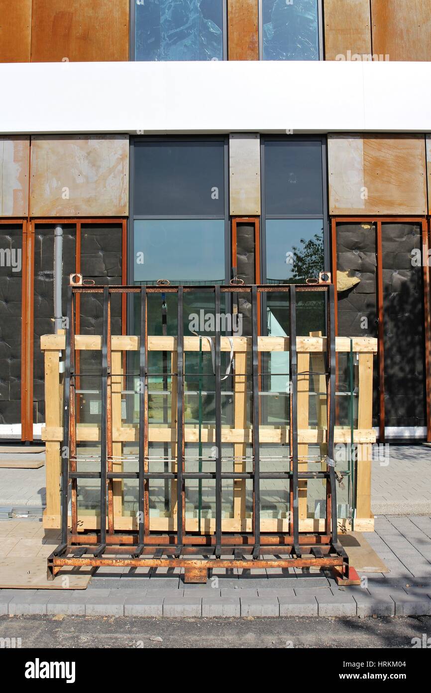 Palette mit Fensterglas vor der Neubau Stockfoto