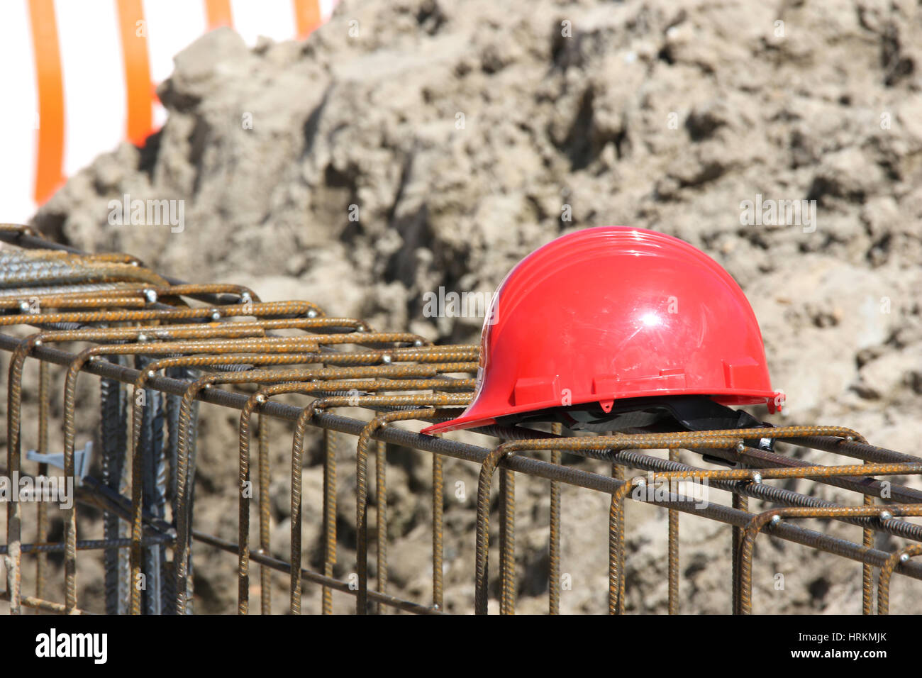 roter Schutzhelm auf Baustelle Stockfoto