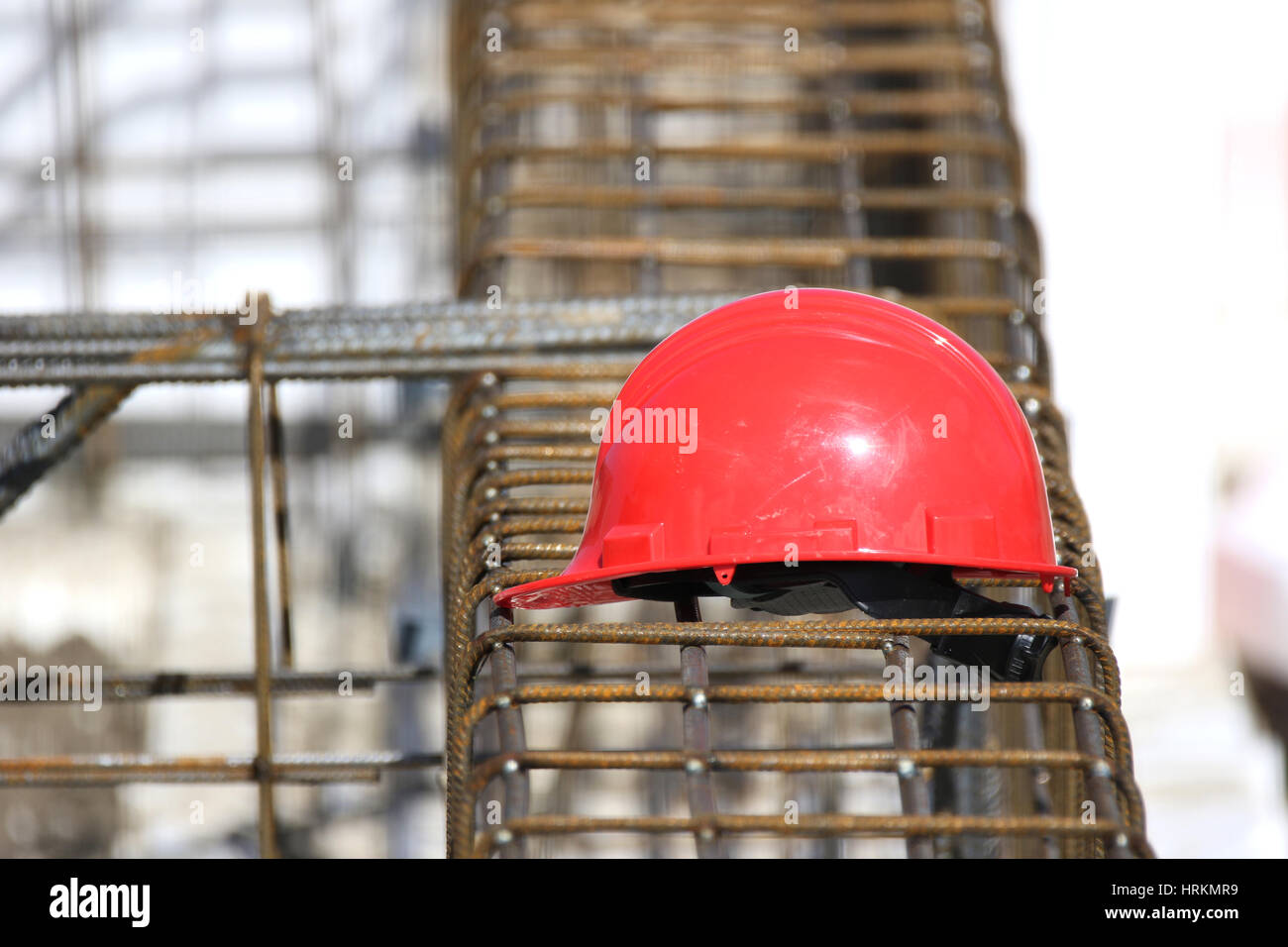 roter Schutzhelm auf Baustelle Stockfoto