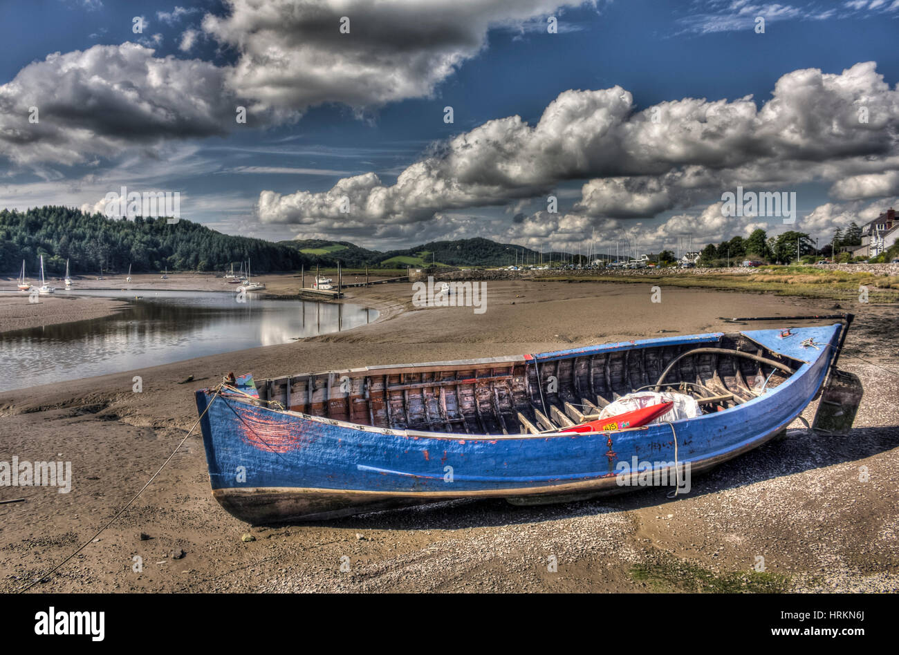 Blaue Kajak Boot mit Urr Mündung bei Kippford, Dumfries and Galloway, Schottland, Großbritannien. Stockfoto