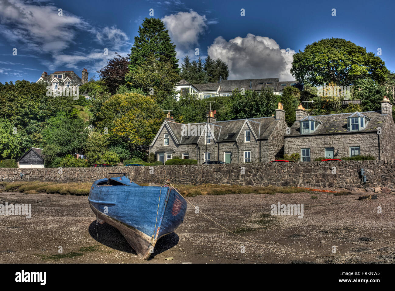 Kajak Boot blau und ziemlich Steinhäuser am Kippford, Dumfries and Galloway, Schottland, Großbritannien. Stockfoto