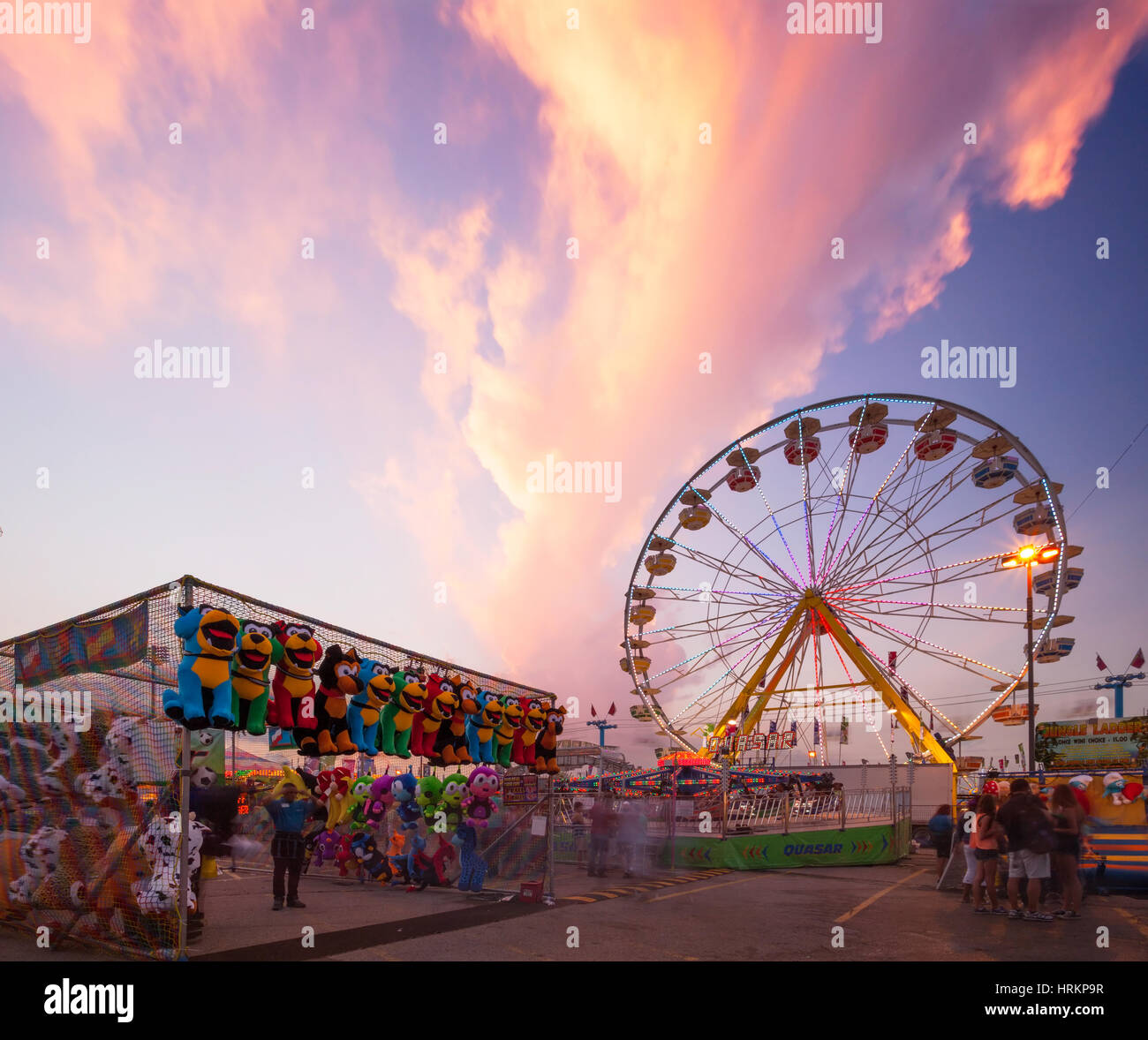 Ein Karneval Spiel und Fahrten bei Sonnenuntergang an der jährlichen Toronto CNE (Canadian National Exhibition) in Toronto, Ontario, Kanada. Stockfoto